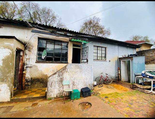 6 BEDROOM HOUSE FOR SALE IN BEZUIDENHOUT VALLEY